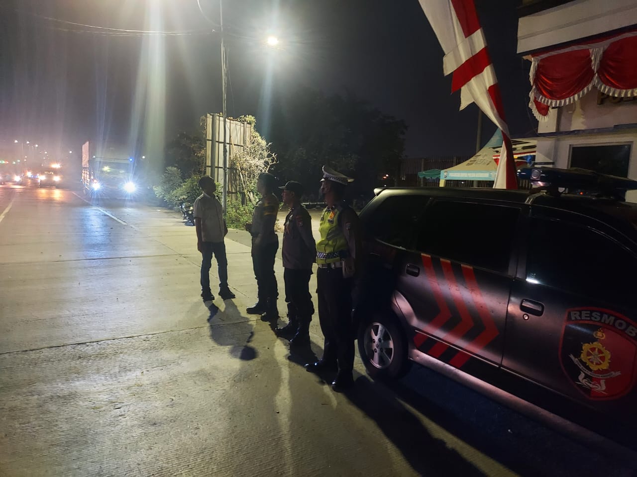 Gabungan Piket Fungsi Polsek Asemrowo Patroli Dini Hari di Pintu Masuk Tol Tandes Antisipasi 3C dan Balap Liar
