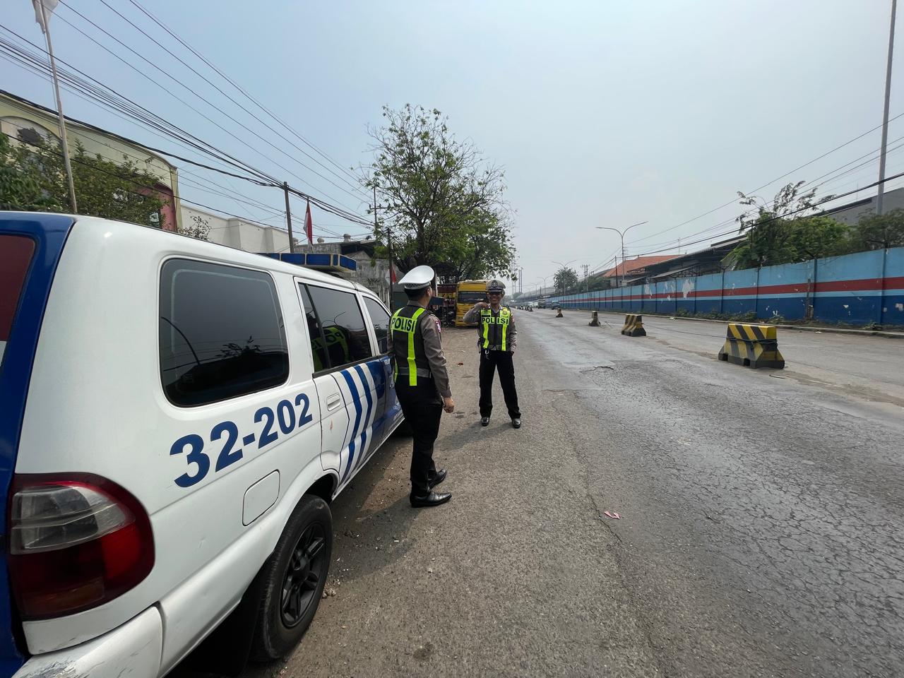 Patroli Harkamtibmas Polsek Pabean Cantikan Pantau Arus Lalin di Jalan Perak Utara