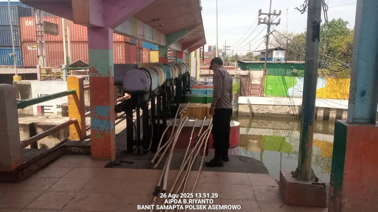 Pemantauan Debit Air oleh Polsek Asemrowo di Rumah Pompa Balong II