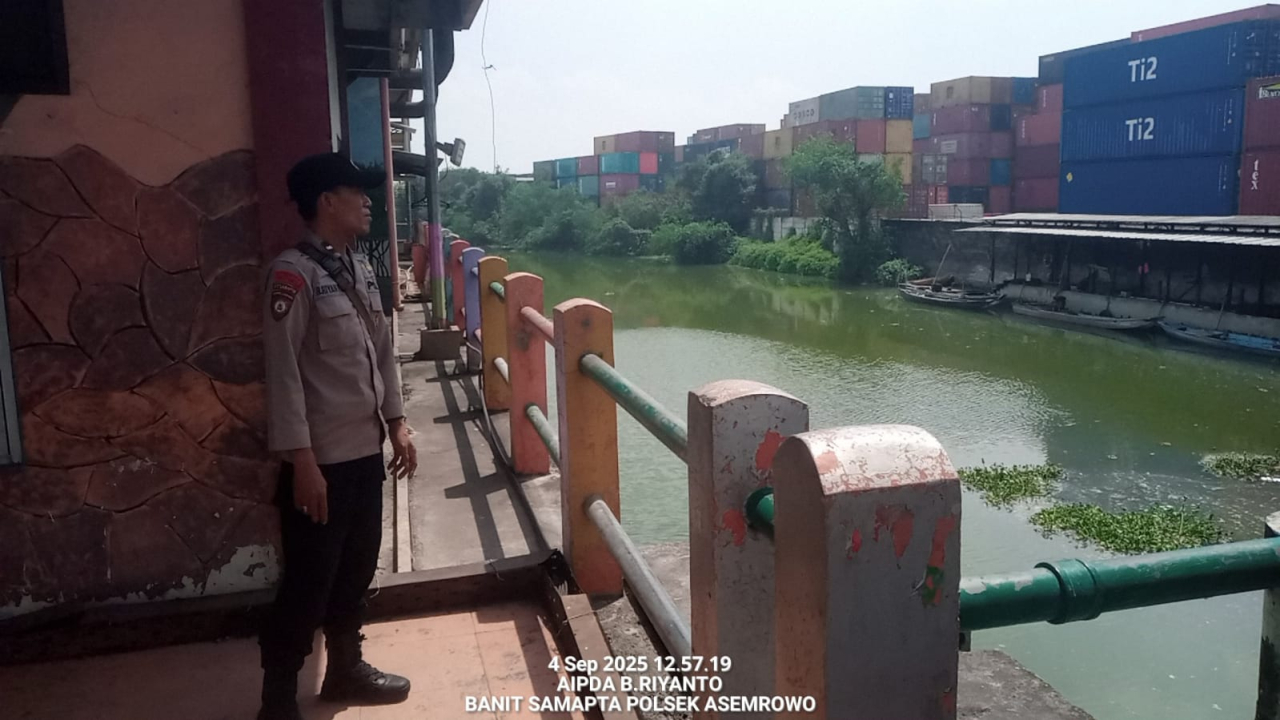Patroli Polsek Asemrowo di Pintu Air Balong II Tambak Langon, Antisipasi Potensi Banjir dan Gangguan Kamtibmas