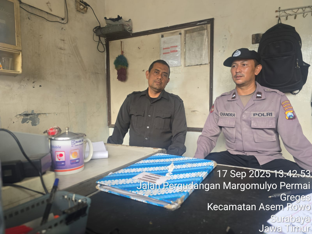 Personil Polsek Asemrowo Laksanakan Patroli Pemantauan di Kawasan Pergudangan Margomulyo Permai untuk Antisipasi Gangguan Kamtibmas