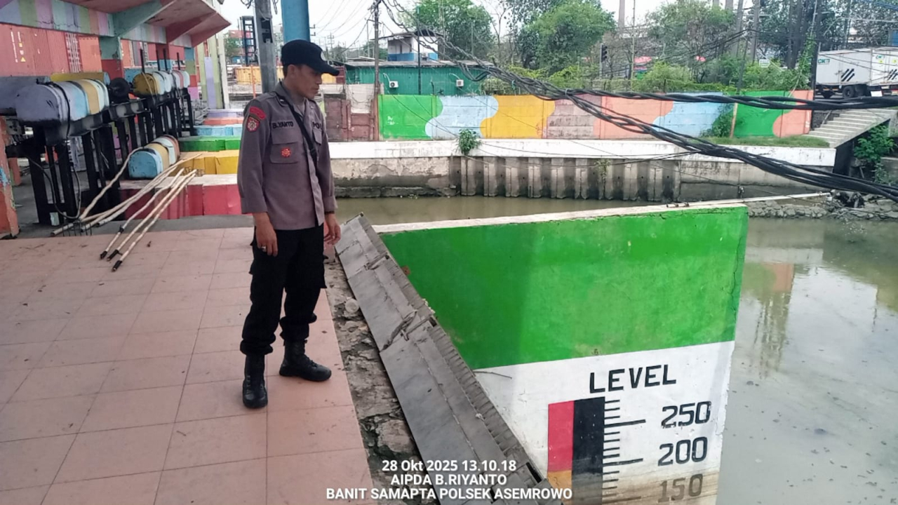 Polsek Asemrowo Laksanakan Pemantauan Debit Air di Pintu Air Balong II