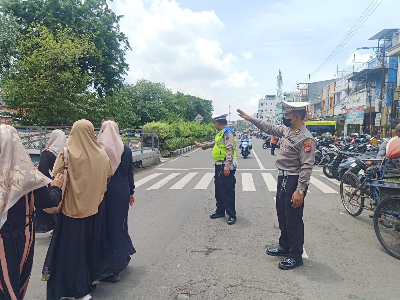 Patroli Harkamtibmas di Kawasan Religi Ampel, Polsek Semampir Terjunkan Personel