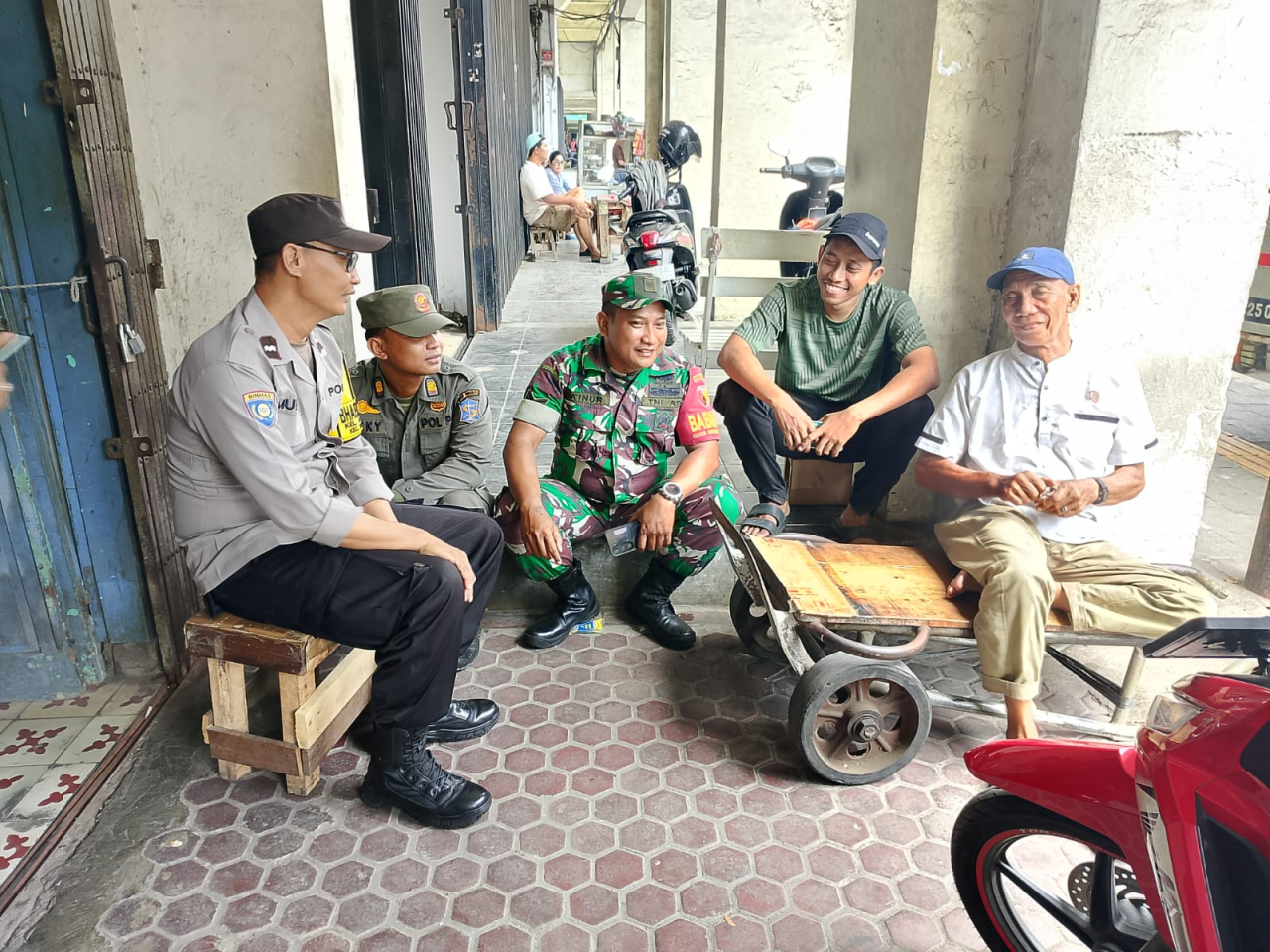 Sambang Bhabinkamtibmas Kelurahan Nyamplungan di Jalan Kembang Jepon