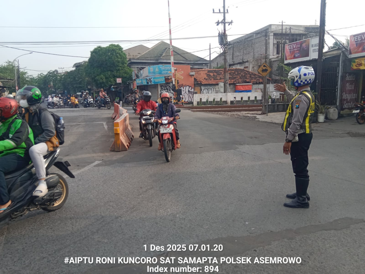 Pengaturan Lalu Lintas Pagi di Jalan Tambak Mayor, Polsek Asemrowo Pastikan Arus Kendaraan Tetap Lancar