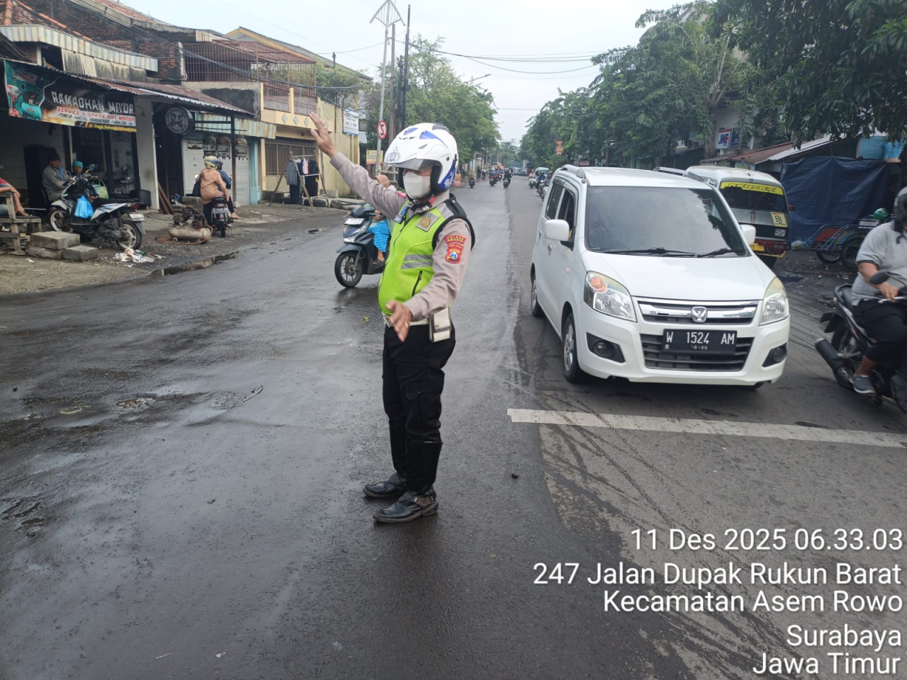 Polsek Asemrowo Laksanakan Pelayanan Pagi di Perlintasan KA Tambak Mayor, Arus Lalin Terpantau Lancar dan Kondusif