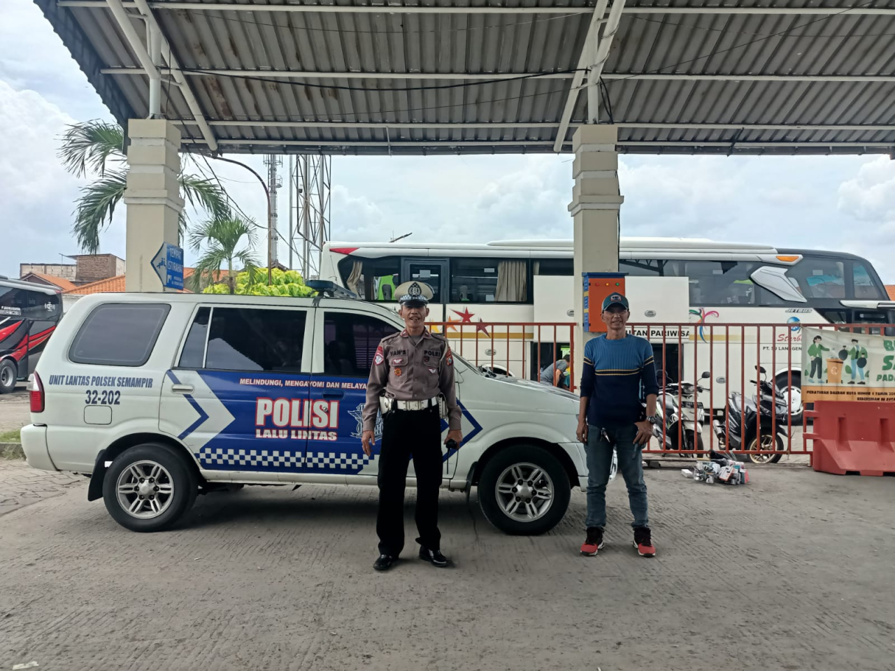 Patroli Kamtibmas Polsek Semampir Tingkatkan Pengamanan di Terminal Wisata Religi Sunan Ampel Antisipasi Gangguan Keamanan