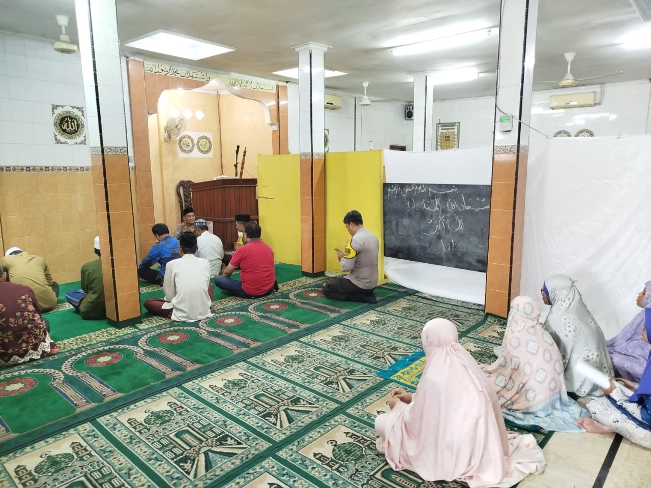 Kasat Binmas Polres Pelabuhan Tanjung Perak Sampaikan Himbauan Kamtibmas Usai Sholat Berjamaah di Asemrowo