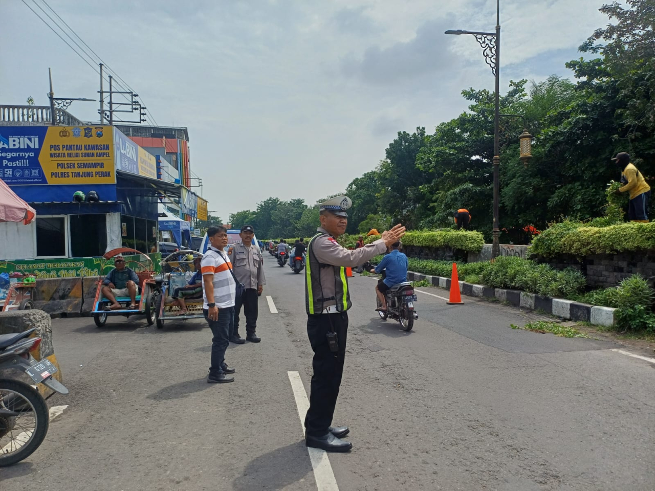Patroli Kamtibmas Polsek Semampir di Kawasan Wisata Religi Sunan Ampel Antisipasi Parkir Liar dan Kerawanan 3C