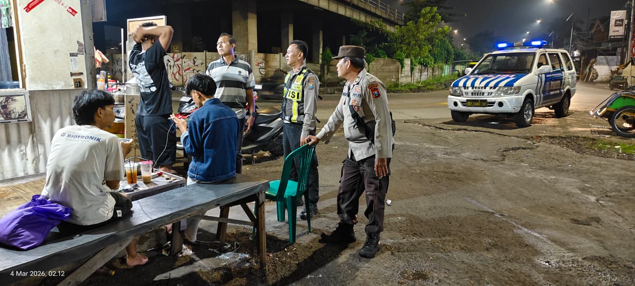 Patroli Dialogis Polsek Asemrowo Berikan Himbauan Kamtibmas Kepada Remaja Di Jalan Tambak Mayor