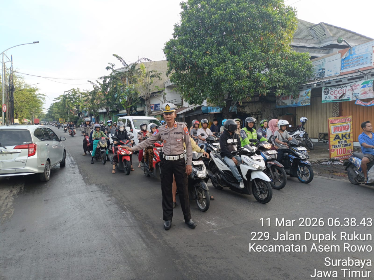 Personel Polsek Asemrowo Bersama Piket Fungsi Laksanakan Pos Awal di Perlintasan Kereta Api Jalan Tambak Mayor