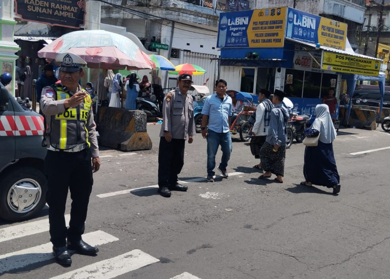 Patroli Harkamtibmas Polsek Semampir di Kawasan Wisata Religi Sunan Ampel Antisipasi Jambret, Copet dan 3C