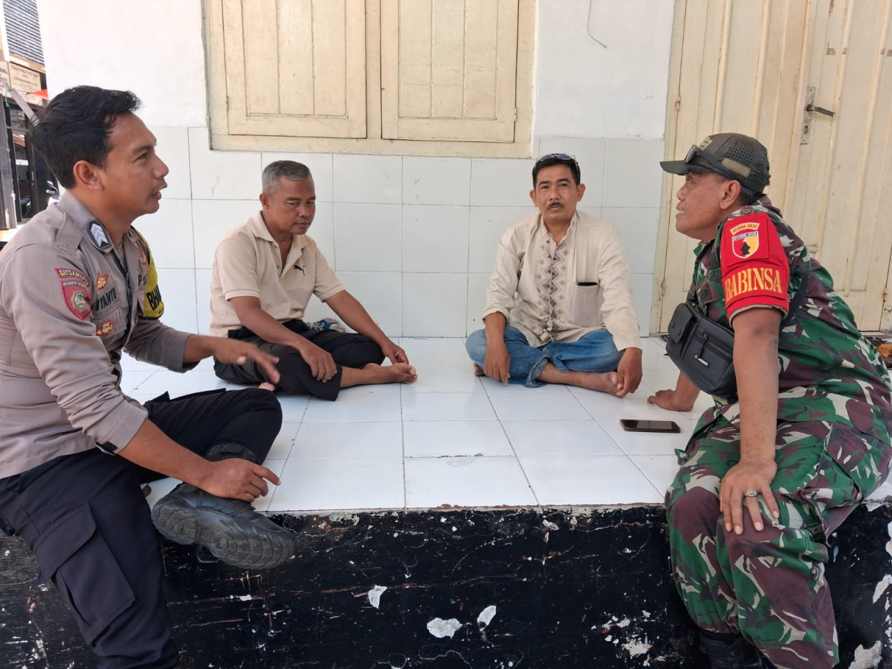 Bhabinkamtibmas Ujung Sambang Ketua RW 10, Sampaikan Imbauan Kamtibmas dan Waspada Penipuan